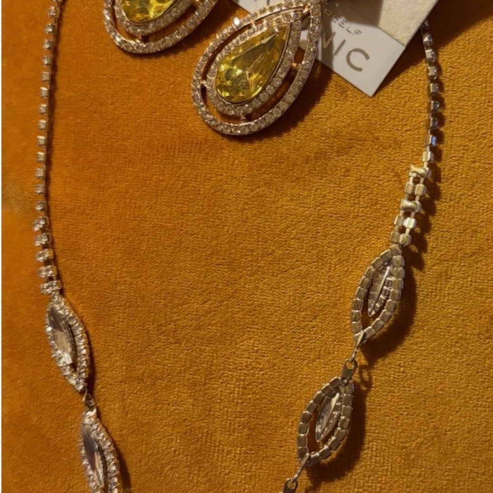 Elegant necklace and earrings, wedding cruise